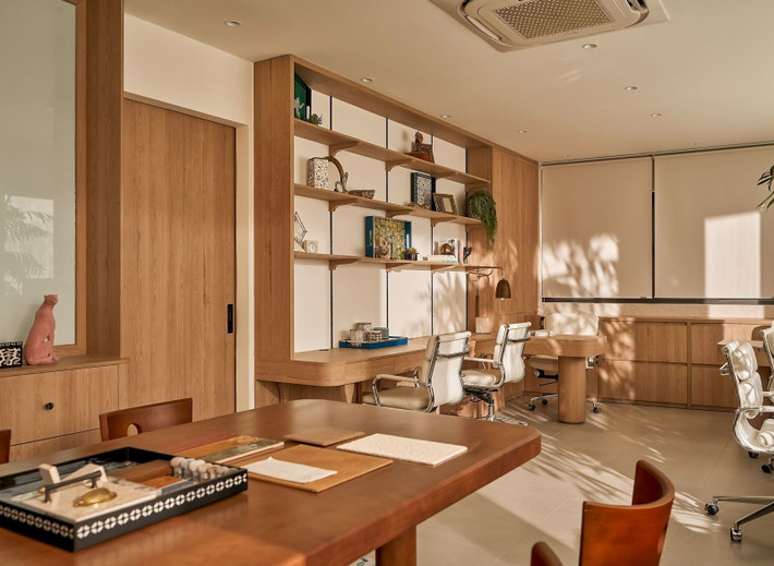 Tầng thượng bố trí văn phòng làm việc, có góc thư giãn, vệ sinh và phòng studio để tiếp khách. Ảnh: Phú Đào