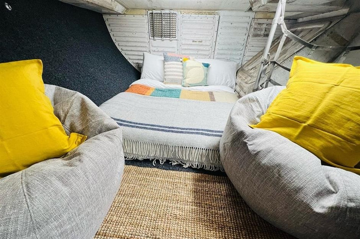 Một trong những điểm nhấn tuyệt vời nhất của ngôi nhà chính là sàn kính. Cửa sổ nằm chính giữa lối đi của máy bay. Ảnh: Steven Northam