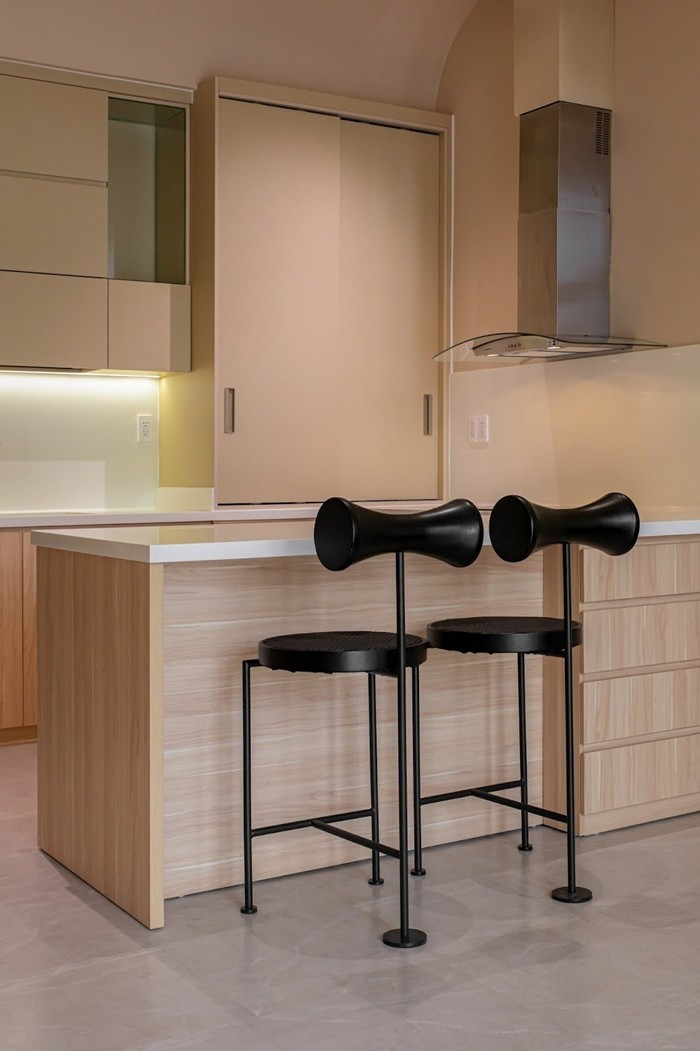 Phòng bếp sử dụng tông màu trung tính. Ảnh: Da Vàng studio