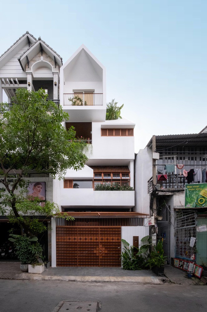 Trong bố cục nhà truyền thống Việt Nam, sân luôn đóng vai trò là không gian trực tiếp, là nơi kết nối con người với thiên nhiên và giữa các thành viên trong gia đình. Ảnh: Dung Huỳnh