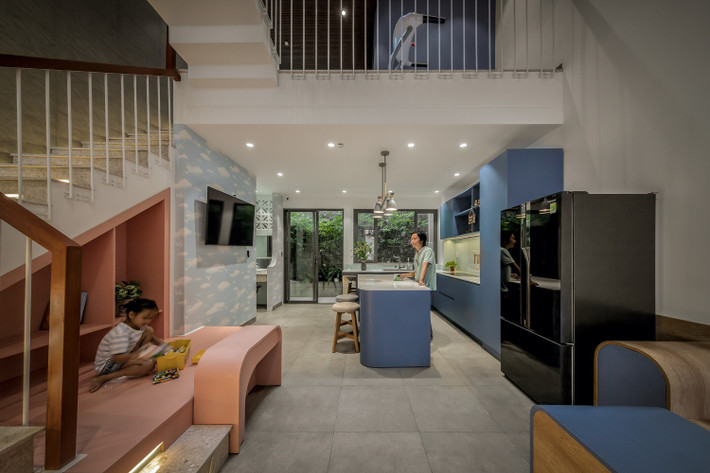 Trên khu đất diện tích nhỏ (5,7 x 10,4m), tiêu chí thiết kế dự án là kết hợp tất cả các tầng với nhau. Các khu vực chức năng như ăn uống, học tập và vui chơi liền mạch cho trẻ em thoải mái vui chơi, dễ dàng giao tiếp với cha mẹ. Ảnh: Minq Bui