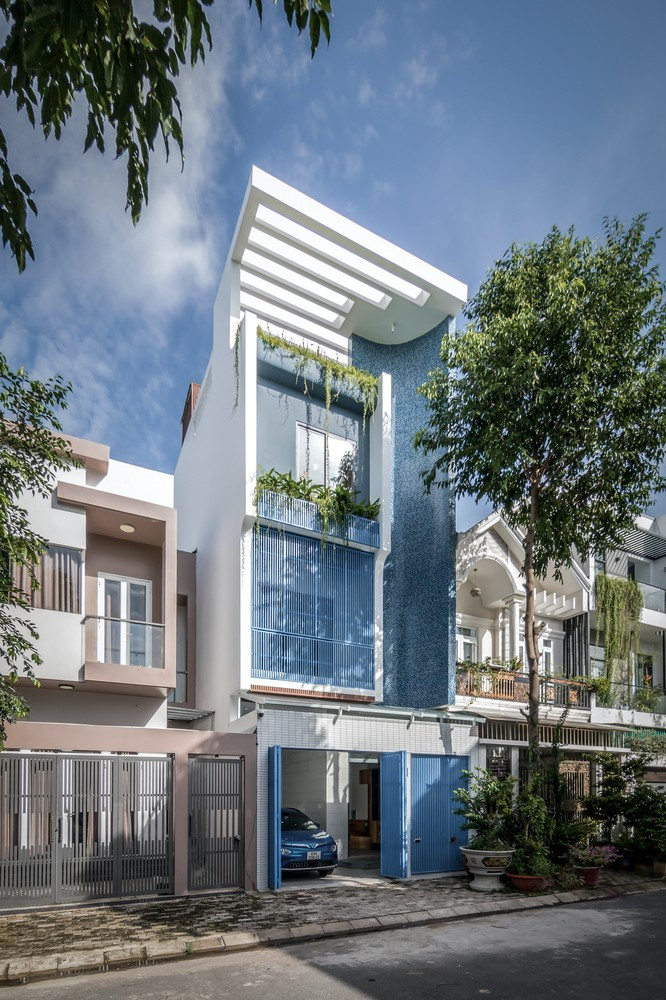 Grow Up House được xây dựng năm 2020 ngay sau làn sóng COVID-19 thứ 2. Gia chủ mong muốn một ngôi nhà có thể chăm sóc tốt nhất cho sự phát triển của các con. Ảnh: Minq Bui