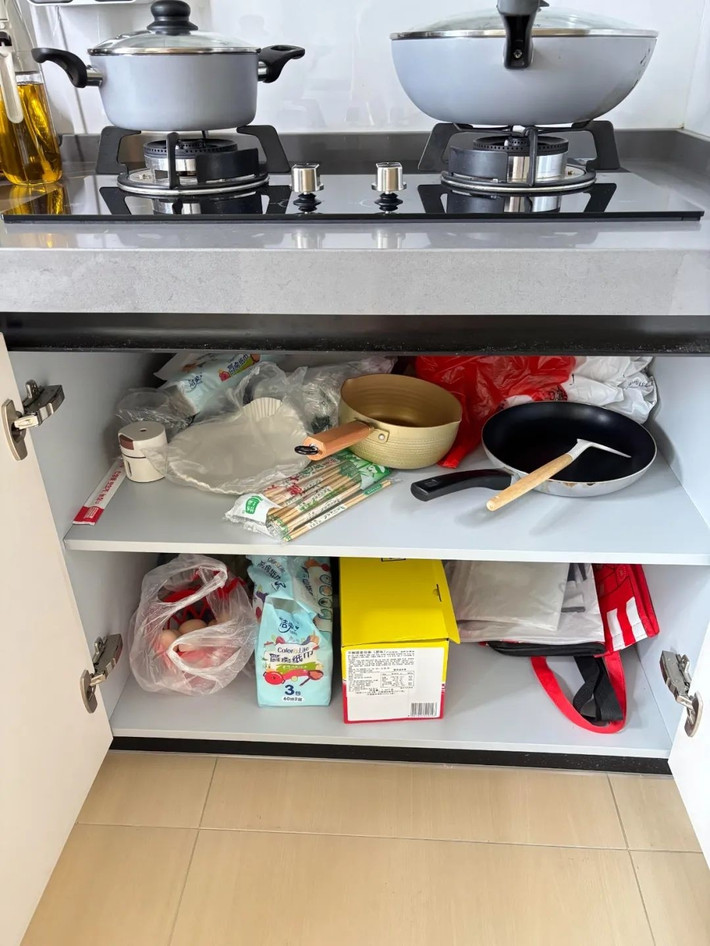 Thiết kế tủ bếp toàn ngăn tầng từng rất phổ biến. Nhưng với thực tế việc phải cúi xuống và lục tung các ngăn kệ mỗi khi cần lấy món đồ là một cực hình. Ảnh: Toutiao