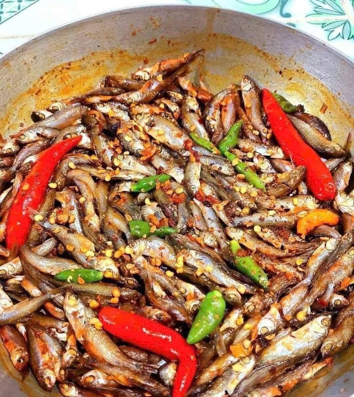 Cá linh non có thể nấu canh chua bông điên điển, làm lẩu, kho mắm, chiên bột, kho lạt ăn kèm với rau sống...Ảnh: Facebook