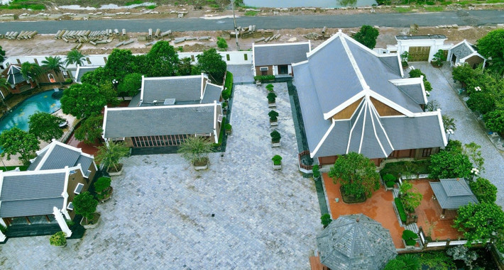 Nhìn từ xa, nhiều người liên tưởng đây là một cung điện châu Âu cổ kính hơn là một dinh thự tư nhân. Ảnh: Dân Việt