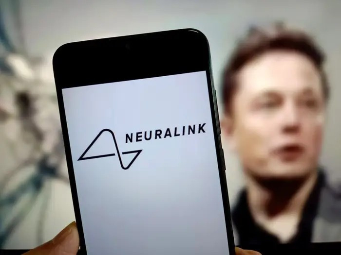 Trong một cuộc phỏng vấn, Elon Musk cũng nói về thói quen xấu của bản thân là kiểm tra điện thoại ngay sau khi thức giấc. Ảnh: BI