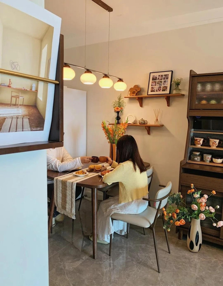 Đèn thả trần nhỏ treo đều phía trên bàn ăn cho ánh sáng dịu nhẹ ấm cúng. Ảnh: Sohu
