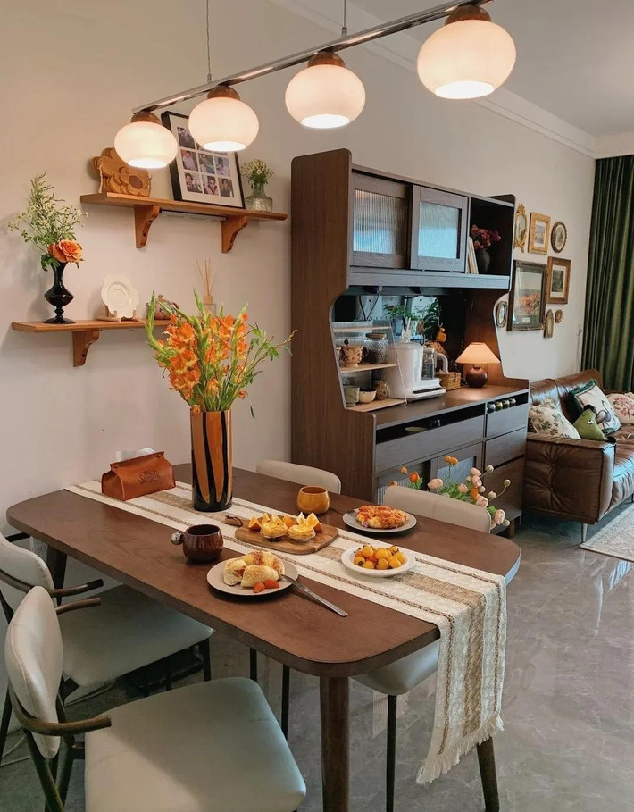 Phòng khách và phòng ăn liền kề tạo cảm giác, tạo cảm giác thoáng rộng hiếm thấy. Ảnh: Sohu