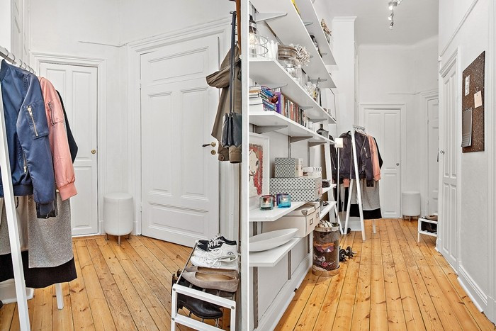 Lối vào được tận dụng triệt để cho việc lưu trữ đồ đạc. Ảnh: House Beautiful