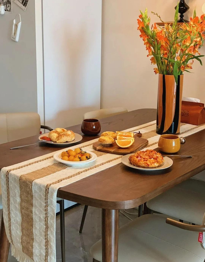 Gian bếp và phòng ăn không cần quá cầu kỳ với chiếc bàn gỗ óc chó tối giản. Ảnh: Sohu