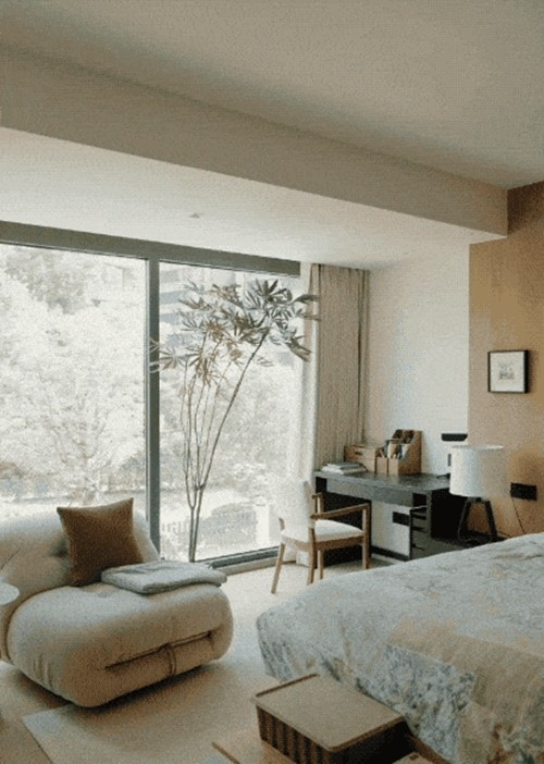 Ngôi nhà có 2 phòng ngủ với cửa kính lớn lấy ánh sáng tự nhiên. Ảnh: Toutiao