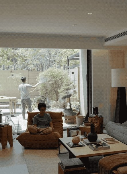 Mong muốn không gian sống có sân vườn gần gũi với thiên nhiên, toàn bộ thiết kế của căn nhà xoay quanh việc tăng cường sự giao tiếp và tương tác giữa hai vợ chồng, đồng thời tôn trọng ranh giới riêng tư cần thiết. Ảnh: Toutiao