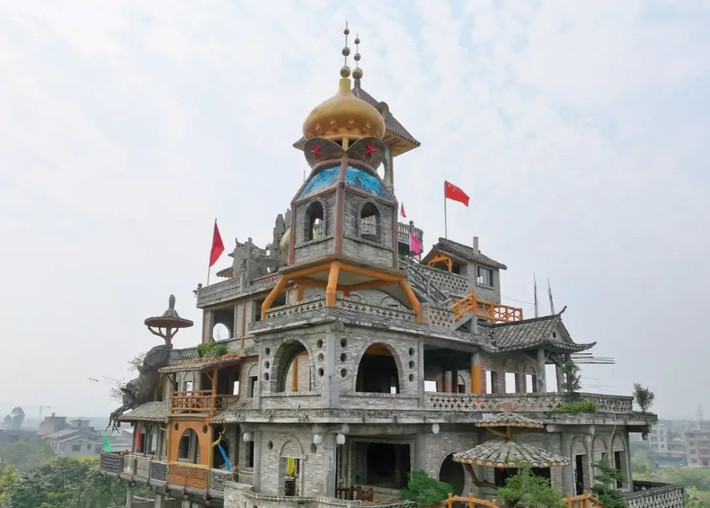 Căn nhà khởi công từ năm 2014 và hoàn thành phần thô năm 2017. Tuy nhiên, đến năm 2025, căn nhà vẫn chưa hoàn thiện xong, phần lớn do không đủ kinh phí. Ảnh: Renee