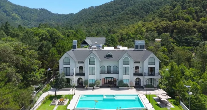 Mới đây, kênh YouTube NhaTo giới thiệu một căn villa rộng tới 6.500m2 giữa rừng thông Sóc Sơn (Hà Nội). Ảnh: chụp màn hình NhaTo