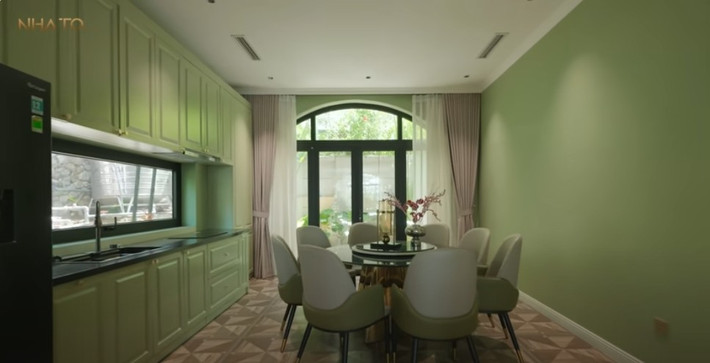Hầu hết nội thất trong villa đều được trang trí bởi những tông màu nhã nhặn, đầy màu sắc và cá tính. Ảnh: chụp màn hình NhaTo