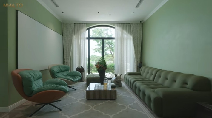 Không gian sinh hoạt chung được đầu tư chỉn chu, có sofa, đàn piano. Ảnh: chụp màn hình NhaTo