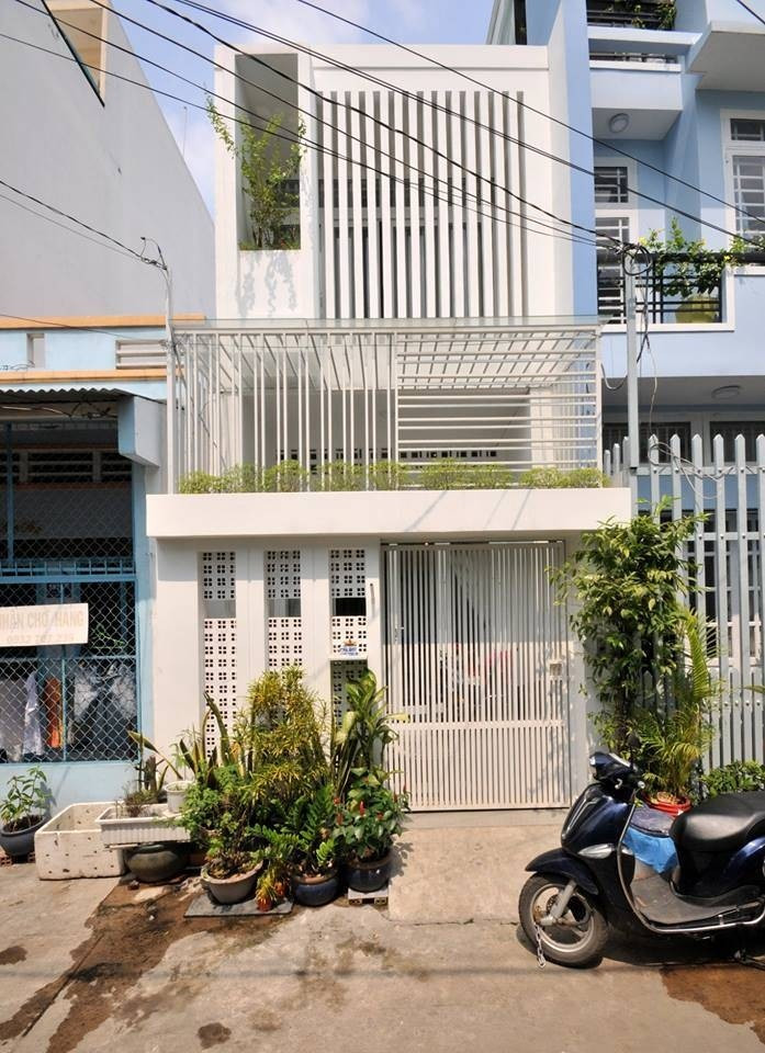 Giabinh House được xây dựng trên nền tảng của ngôi nhà cấp 4 cũ. Gia chủ mong muốn ngôi nhà mang đến cho mỗi thành viên trong gia đình không gian riêng tư, đồng thời kết nối các hoạt động thường ngày thông qua nhà bếp, phòng khách và phòng sinh hoạt chung. Ảnh: Quang Trần