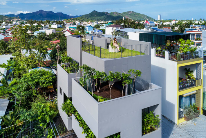 Ngôi nhà được phép thi công trên diện tích xây dựng 80m2, nhóm kiến trúc sư cố gắng trả lại nhiều nhất có thể phần diện tích cây xanh tự nhiên, bằng cách bố trí những mảng xanh len lỏi khắp các không gian. Ảnh: Hiroyuki Oki