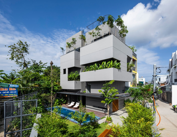 Bi House nằm cách trung tâm thành phố Nha Trang khoảng 5km về phía Nam. Khu vực này đang phát triển dân cư với tốc độ nhanh chóng, kèm theo đó là mật độ bê tông hóa dày đặc, cây xanh dần dần ít đi. Ảnh: Hiroyuki Oki