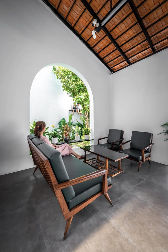 Để giải phóng tầm nhìn khi sinh hoạt bên trong, các phòng được thiết kế nhiều ô cửa lớn. Ảnh: Minq Bui