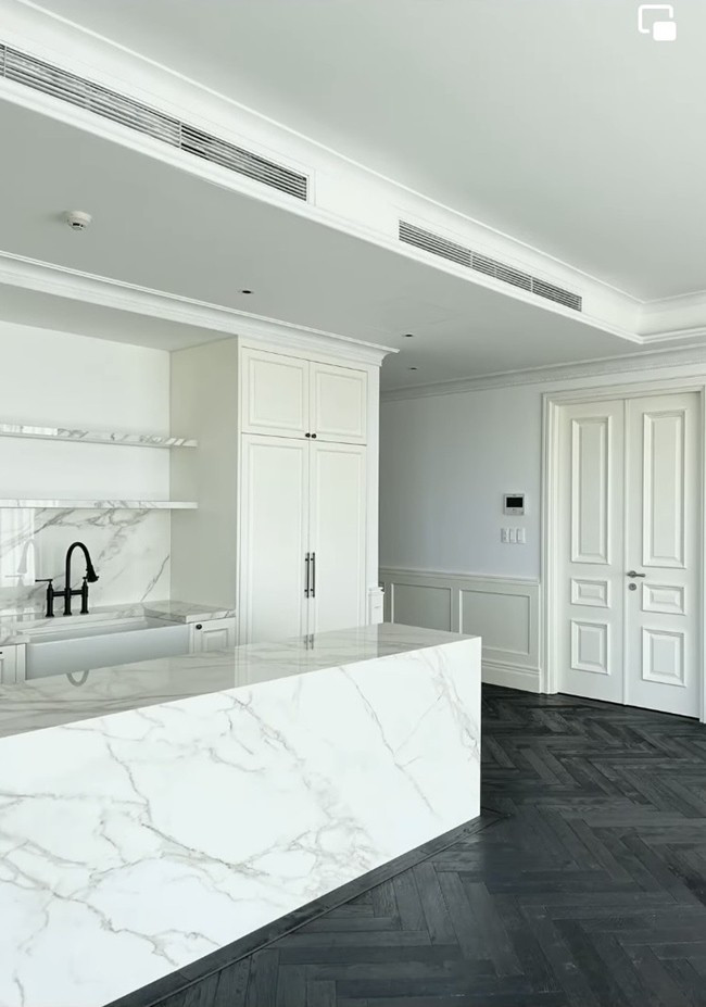 Phòng bếp đơn giản, thanh lịch với gạch lát men và tông màu trắng đen cổ điển. Ảnh: FBNV