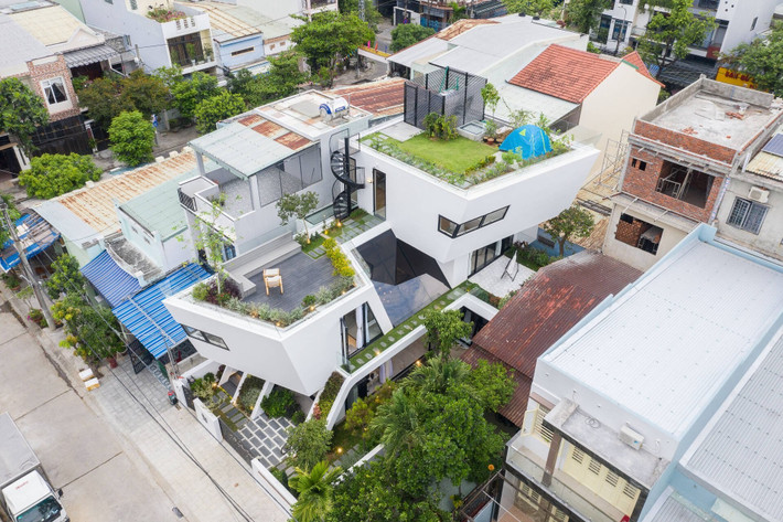 Để xử lý nhược điểm của nhà hướng Tây, kiến trúc sư áp dụng 3 giải pháp để hạn chế bức xạ nhiệt. Thứ nhất là xử lý bằng giải pháp tự nhiên, dùng cây xanh làm vườn trên tường và trên mái. Ảnh: Arch. Tô Hữu Dũng