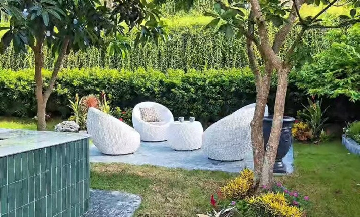 Góc thư giãn nép mình dưới tán cây, mang lại cảm giác mát mẻ và bình yên. Ảnh chụp màn hình