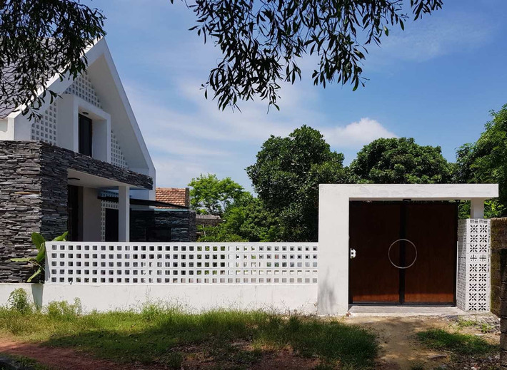Do kinh phí hạn hẹp và mong muốn lựa chọn vật liệu, KTS Phạm Hùng đã dành nhiều thời gian đi khắp các tỉnh thành để lựa chọn gạch đá. Ảnh: Râu Arch