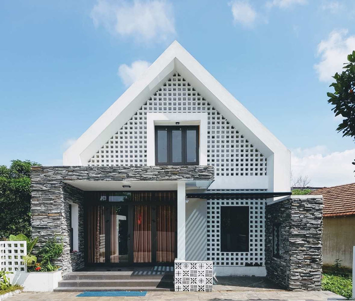 Nằm trên khu đất có kích thước 8,5m x 25m tại Đồng Hới (Quảng Bình), ngôi nhà do kiến trúc sư Phạm Hùng tự tay thiết kế với chi phí xây dựng khoảng 800 triệu đồng. Ảnh: Râu Arch