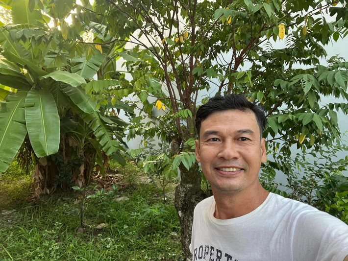 Mảnh vườn cạnh nhà là nơi Tiết Cương dành thời gian nhiều nhất. Trên trang cá nhân, nam diễn viên thường xuyên khoe ảnh bên từng ngọn cây. Ảnh: FBNV
