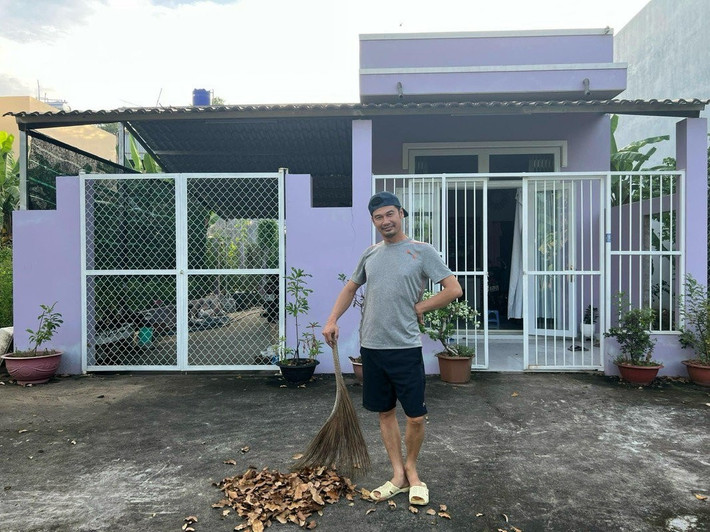 Căn nhà cấp 4 của vợ chồng Tiết Cương gây ấn tượng khi được phủ màu tím nổi bật. Ảnh: FBNV