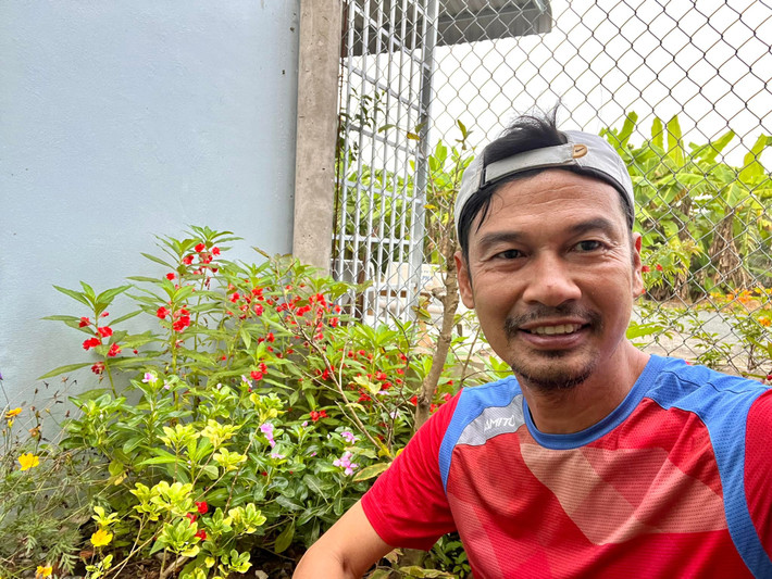 Ngoài trái cây, nam diễn viên còn trồng nhiều hoa trong vườn. Ảnh: FBNV