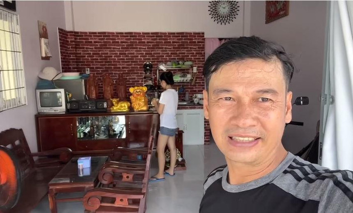 Nhà gồm 2 phòng ngủ, 1 phòng khách và 1 phòng vệ sinh. Nội thất trong nhà khá đơn giản, gồm bàn ghế và kệ trưng nhiều đồ gỗ nam diễn viên sưu tập. Ảnh: FBNV
