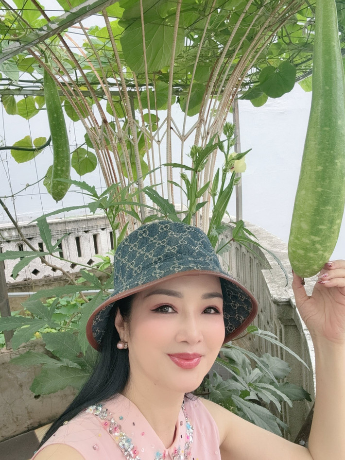Trước đó, người đẹp 7X cũng khoe giàn bầu sum suê trái. Ảnh: FBNV