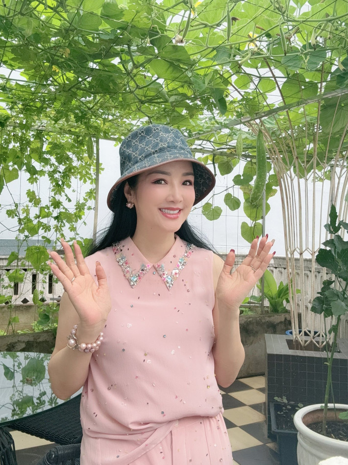 Hoa hậu Giáng My hiện sống sung túc trong căn biệt thự trắng to như "lâu đài" rộng tới 1.000m2 tại TP HCM. Thường ngày, nàng hậu thích thú thưởng trà trên sân thượng, nơi có nhiều rau xanh và cây trái. Ảnh: FBNV