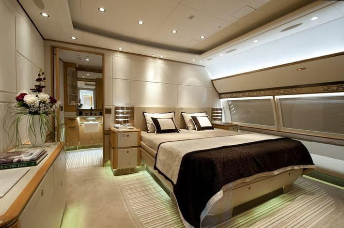 Phiên bản máy bay tiêu chuẩn có thể chở hơn 400 hành khách, nhưng phiên bản VIP Al-Sanea đặt hàng chỉ có sức chứa tối đa 80 người. Phần không gian còn lại sẽ được chuyển đổi thành phòng chờ, phòng ngủ và văn phòng xa hoa, biến chiếc máy bay thành một biệt thự bay. Ảnh: Luxurylaunches