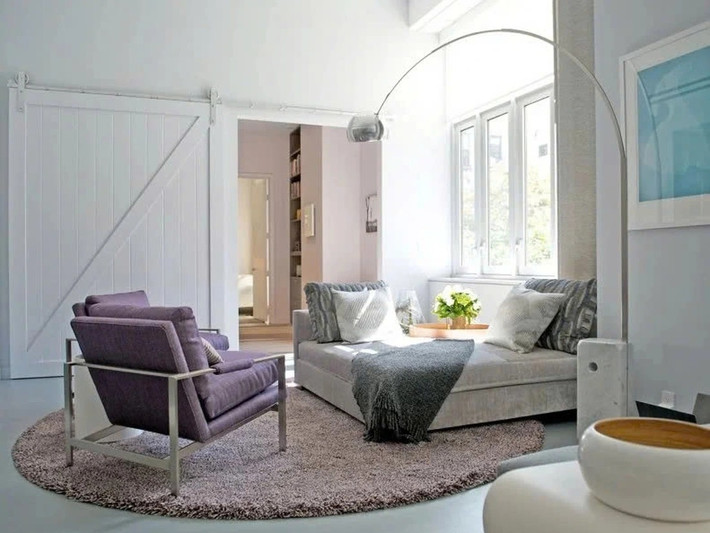 Một cánh cửa trượt gỗ ngăn cách khu vực làm việc và phòng khách vừa đảm bảo sự riêng tư vừa thoáng đãng và thời trang. Ảnh: HGTV
