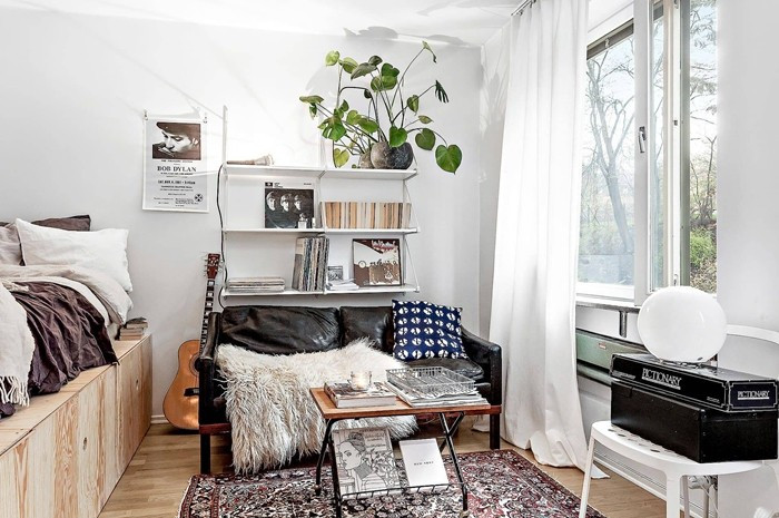 Không gian phòng ngủ kết hợp góc thư giãn, đọc sách nhưng vẫn có những ranh giới riêng. Ảnh: HGTV