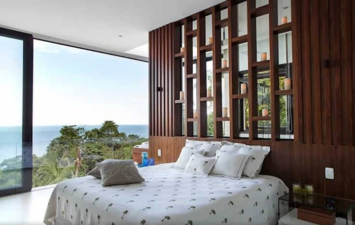 Tủ gỗ lớn phân chia không gian đem lại cảm giác mới lạ, thân thiện với thiên nhiên. Ảnh: HGTV