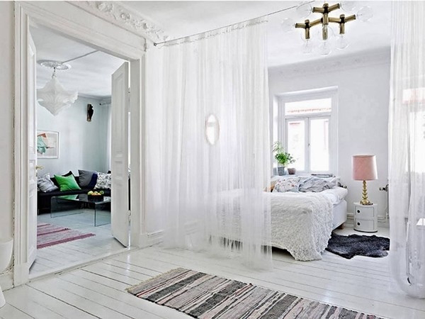 Một chiếc rèm kéo bằng vải được là một ý tưởng hay để phân tách phòng ngủ với các không gian còn lại. Chiếc rèm chẳng khác gì một bức tường trắng ngăn cách nhưng lại gần gũi, mộc mạc hơn. Ảnh: Homedit