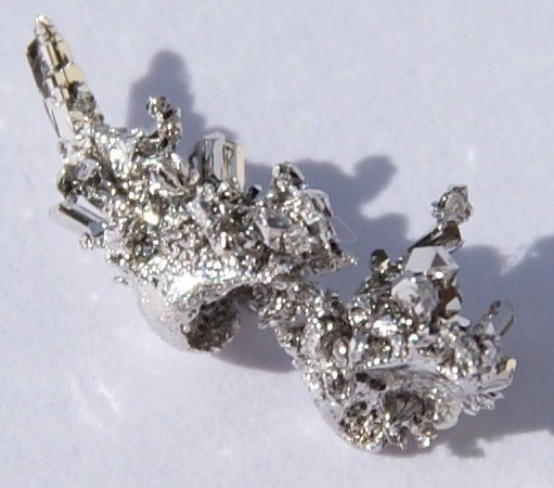 Dù còn khá xa lạ so với vàng nhưng palladium (Pd) đã lần đầu tiên vượt qua vàng để trở thành kim loại quý đắt nhất vào tháng 1/2019. Ảnh: Wiki