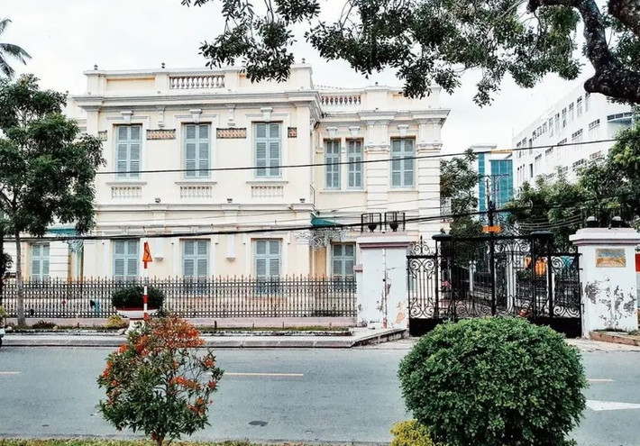 Tồn tại hơn 100 năm, đến nay căn nhà vẫn được bảo tồn khá nguyên vẹn và trở thành điểm check-in được nhiều du khách lựa chọn. Ảnh: @lelam.nhattan