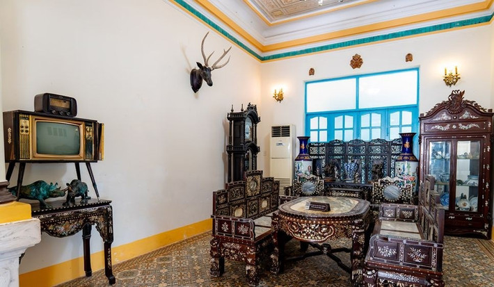 Các vật dụng trong nhà như tủ, giường, bàn ghế được chế tác tỉ mỉ từ gỗ quý, như sưa đỏ, lim, trắc, giáng hương kết hợp cẩn xà cừ tinh xảo, làm tăng giá trị theo thời gian. Ảnh: Báo Cà Mau