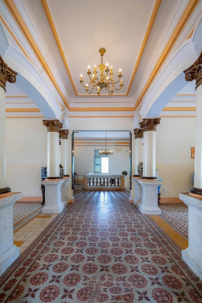 Tuy nhiên, nội thất bên trong nhà toát lại lên nét đẹp của kiến trúc phương Đông với 2 màu chủ đạo là vàng và trắng. Ảnh: Nucuoimekong