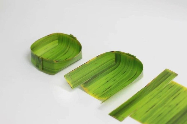 Tại Hàn Quốc, lá chuối được sáng tạo thành những chiếc khay đựng thức ăn độc đáo, giá bán lên đến hơn 600.000 đồng/bộ 9 khay. Ảnh: Facebook