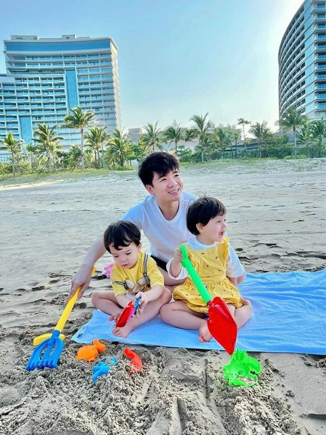 Từ việc đưa con đi chơi, cùng học bài, ăn uống đến những chuyến du lịch gia đình. Ảnh: FB Đỗ Quang Vinh