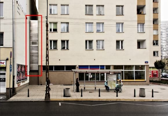 Với chiều rộng chỉ từ 91-122 cm, Keret House được mệnh danh là ngôi nhà mỏng nhất thế giới. Keret House được xây dựng trong một khoảng trống giữa hai tòa nhà khác. Ảnh: Amusingplanet