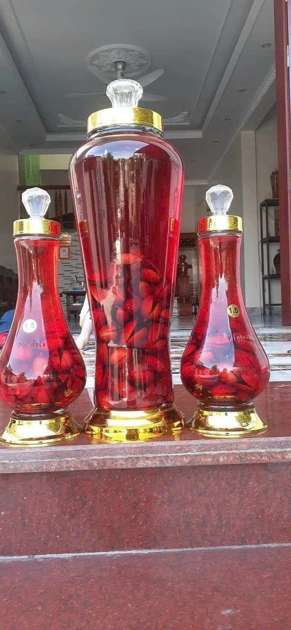 Quả máu có thể dùng để ăn tươi như món quà mặt, vị chua chua ngọt ngọt lạ miệng dùng ngâm rượu hoặc làm siro. Ảnh: Facebook