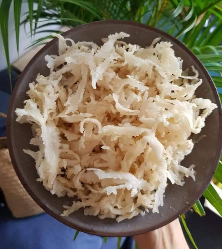 Để có 1kg rau đá biển khô, người dân phải gom từ 5 - 5kg rau tươi, rửa sạch rồi phơi nắng hoàn toàn tự nhiên. Ảnh: Facebook