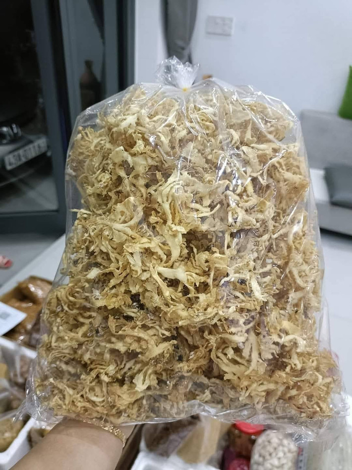 Trên chợ mạng, rau đá biển phơi khô được bày bán rộng rãi, đóng gói thành túi 200 gram, giá từ 600.000 - 800.000 đồng/kg. Ảnh: Facebook